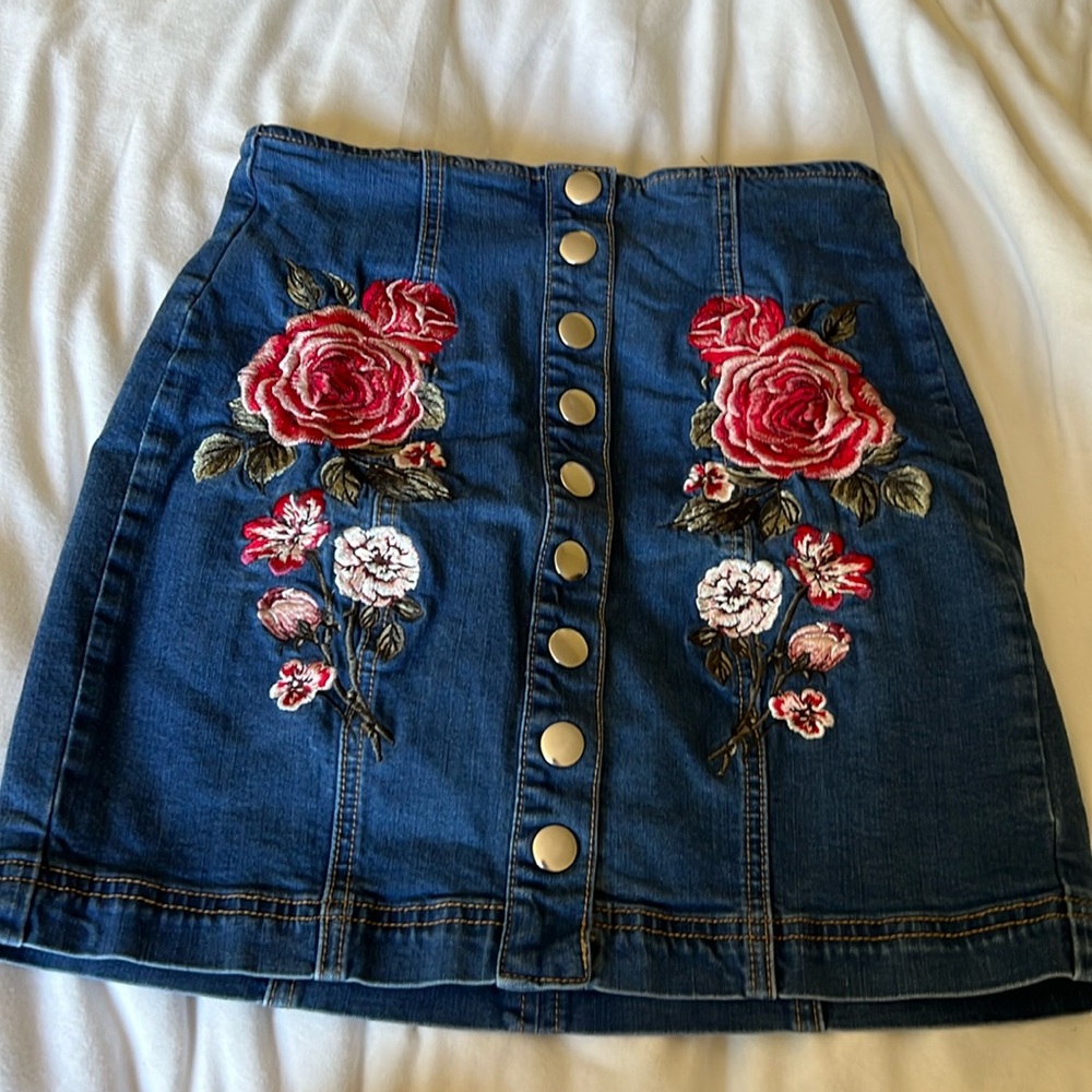 ROSE EMBROIDERED PACSUN BUTTON SKIRT